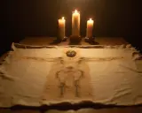 Das Leichentuch Jesu, mit Kerzenlicht beleuchtet, zeigt die Abbildung eines Mannes mit ausgebreiteten Armen.