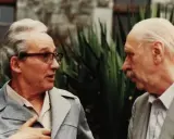 Zwei Männer im Gespräch, einer mit Brille, der andere mit Schnurrbart. Vielleicht Paul Ricoeur, der einem Kollegen seine Gedanken erklärt.