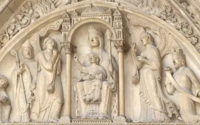 Steinrelief mit Maria und Kind, flankiert von Heiligen und Engeln. Die Bedeutung von Saint Germain wird hier durch die Darstellung von Heiligen und biblischen Szenen unterstrichen.