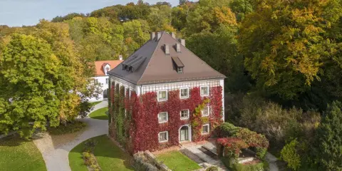 Herbstliche Farben umranken das Gebäude, das zum Wittelsbacher Ausgleichsfonds gehört. Ein malerischer Anblick im goldenen Oktober.