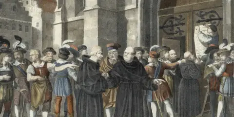 Martin Luther, in Mönchskutte, wird von einer Menge umringt, während ein Mann seine Thesen an eine Tür nagelt.