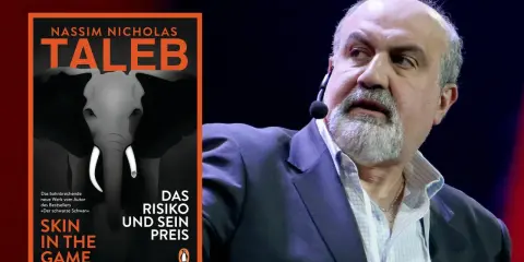 Nassim Nicholas Taleb, Autor von "Skin in the Game", spricht. Sein Buch "Das Risiko und sein Preis" wird auf der linken Seite gezeigt.