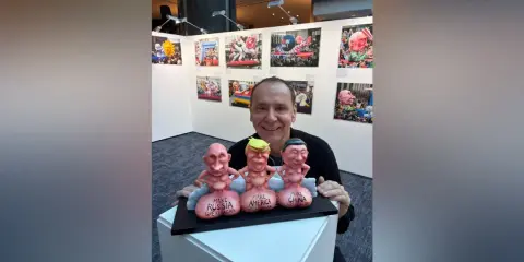Jacques Tilly präsentiert seine satirischen Figuren von Putin, Trump und Xi Jinping, die auf ihren Sockeln "Make Russia Great Again", "Make America Great Again" und "Make China Great Again" tragen.
