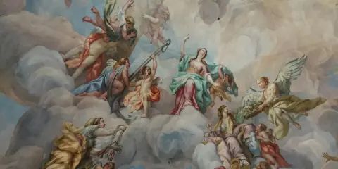 Deckenmalerei mit vielen geflügelten Wesen, die wie engel echt wirken, umgeben von Wolken und himmlischen Lichtern.