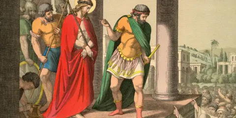 Pontius Pilatus zeigt auf Jesus, der eine Dornenkrone trägt. Soldaten führen ihn ab.
