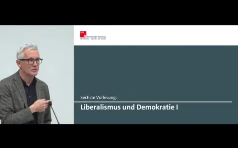 Mann mit Brille spricht über Liberalismus und Demokratie, inspiriert von Benjamin Constant. Universität Hamburg.