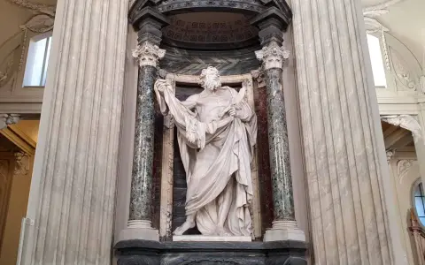 Marmorstatue des Apostels Bartholomäus, der sein Martyrium mit einem Messer symbolisiert.
