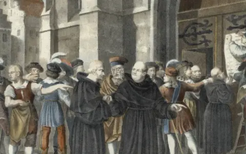 Martin Luther, in Mönchskutte, wird von einer Menge umringt, während ein Mann seine Thesen an eine Tür nagelt.