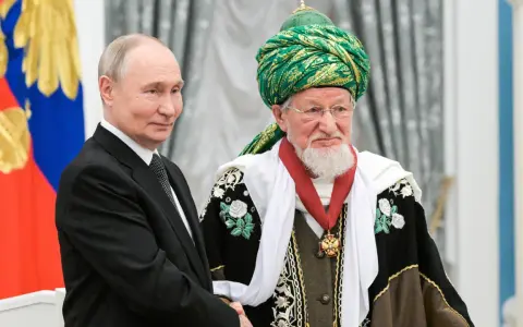 Putin trifft einen Geistlichen mit grünem Turban. Die Begegnung unterstreicht die Bedeutung des Islam in Russlands Außenpolitik.