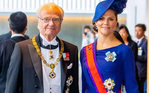 König Carl XVI. Gustaf und Kronprinzessin Victoria tragen prächtige Orden.