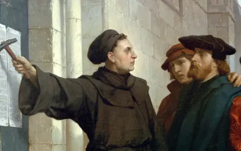 1517: Martin Luther nagelt seine 95 Thesen an die Tür der Schlosskirche Wittenberg. Männer schauen zu.