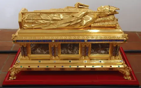 Vergoldete Reliquien-Truhe mit liegender Figur, die ein Buch und einen Stab hält. Ein kostbares Zeugnis der Reliquien Jesu.
