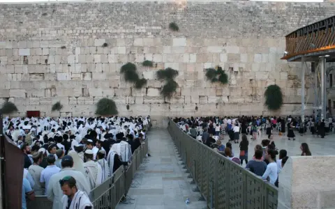Menschen beten an der Klagemauer. Sie sind Juden, keine Christen.