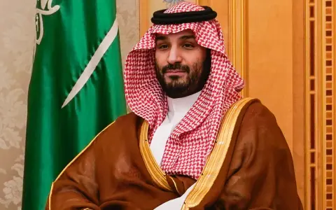 Kronprinz Mohammed bin Salman vor der Flagge Saudi-Arabiens. Die Debatte um die Todesstrafe in Saudi-Arabien ist intensiv.