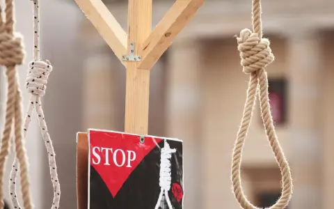 Galgenstricke und ein "STOP"-Schild symbolisieren die Todesstrafe im Iran.