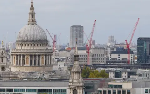 St. Paul's Kathedrale in London, ein Wahrzeichen, das die Frage aufwirft: England katholisch oder evangelisch? Baukräne deuten auf stetigen Wandel hin.