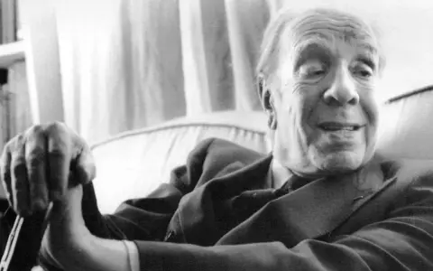 Ein älterer Mann, Georges Cuvier, sitzt nachdenklich da, seine Hand ruht auf einem Stock.