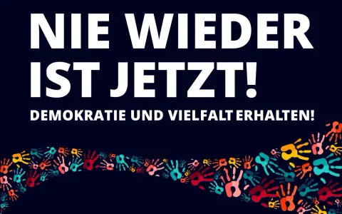 Nie wieder ist jetzt! Demokratie und Vielfalt erhalten!" steht auf dunkelblauem Grund. Darunter eine Welle bunter Handabdrücke. No pasaran!