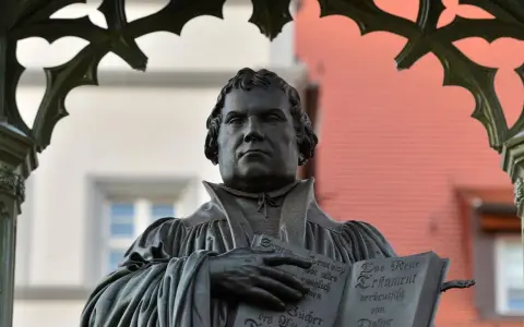 Martin Luther Denkmal mit Buch. Eine Zusammenfassung der Reformation.