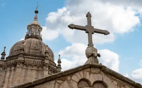 Ein steinernes Kreuz ragt vor einer Kuppel auf. Wie viele Kirchen gibt es in Deutschland?