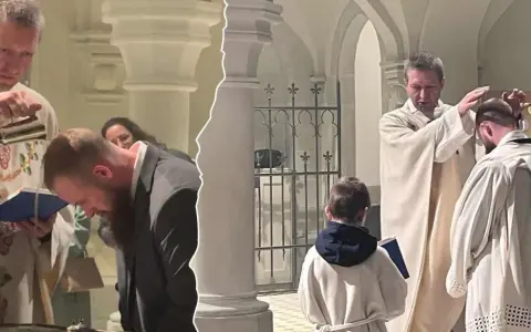 Priester tauft erwachsenen Mann in Kirche. Die Voraussetzungen für die Taufe sind erfüllt.