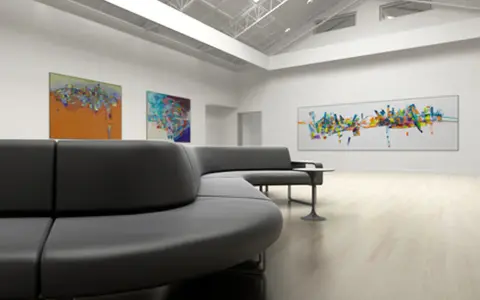 Moderne Galerie mit abstrakter Kunst und einem geschwungenen Sofa. Hier wird Kunstfreiheit gelebt, die Vielfalt der Ausdrucksformen ist beeindruckend.