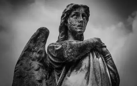 Grabstein-Engel im Himmel. Die Frage, wie viele Erzengel es im Christentum gibt, bleibt offen.
