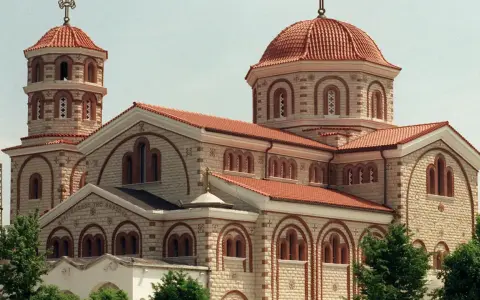 Eine beeindruckende orthodoxe Kirche mit roten Ziegeldächern und einem markanten Glockenturm.