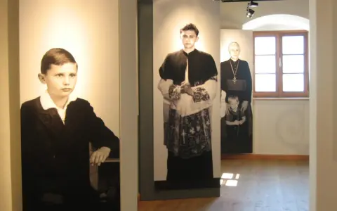 Ausstellung zeigt Maria Ratzinger in verschiedenen Lebensphasen: als Kind, junger Mann und als Geistlicher mit Kind.