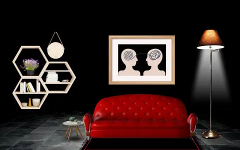 Ein rotes Sofa vor einem Bild, das zwei Köpfe mit verschlungenen Linien zeigt, symbolisiert die Seele. Ein Regal mit Büchern und eine Lampe vervollständigen die Szene.