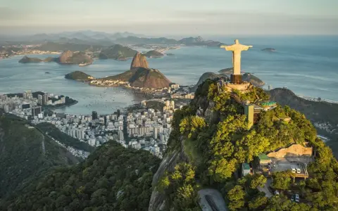 Der Cristo Redentor, das Wahrzeichen von Jesus Rio, wacht über die Stadt und die Bucht.