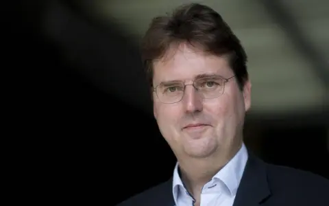 Porträt von Bernd Stegemann, Mitglied der AfD, mit Brille und dunklem Anzug.