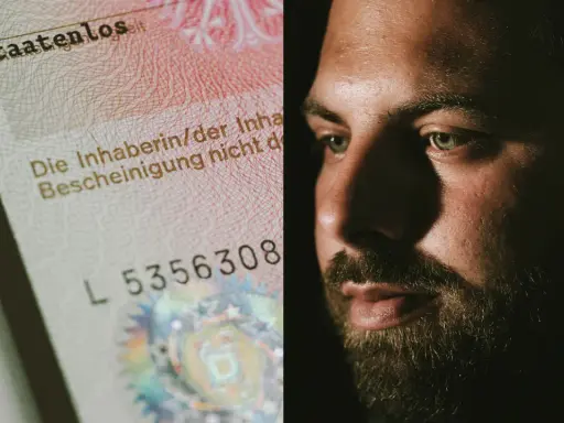 Ein Mann mit Bart und grünen Augen blickt nachdenklich. Daneben ein Dokument mit dem Aufdruck "staatenlos".