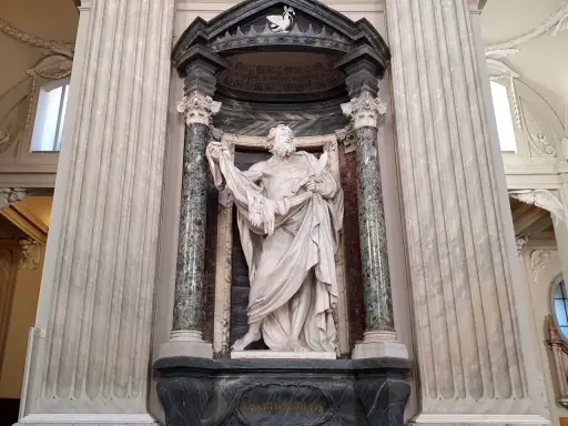 Marmorstatue des Apostels Bartholomäus, der sein Martyrium mit einem Messer symbolisiert.