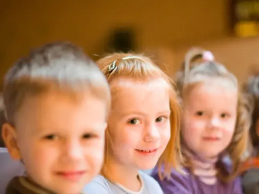 Kinder lächeln, während sie an einer episkopalen Erziehung teilnehmen.