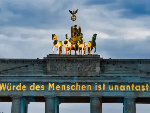 Brandenburger Tor mit leuchtender Botschaft "Die Würde des Menschen ist unantastbar." Ein Symbol für Freiheit und den Tag der Befreiung.