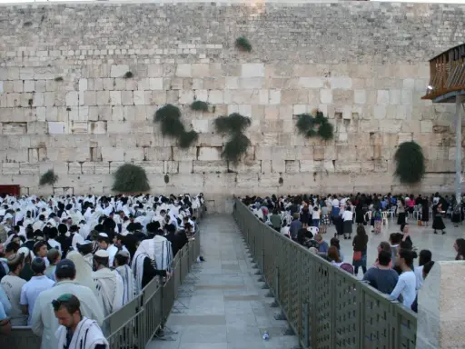 Menschen beten an der Klagemauer. Sie sind Juden, keine Christen.
