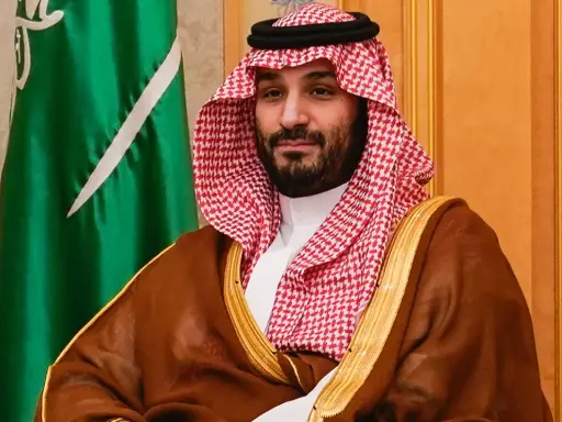 Kronprinz Mohammed bin Salman vor der Flagge Saudi-Arabiens. Die Debatte um die Todesstrafe in Saudi-Arabien ist intensiv.