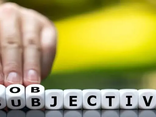 Finger tippt auf Würfel mit "SUBJEKTIV". Der Unterschied zwischen objektiv und subjektiv wird hier bildlich dargestellt.