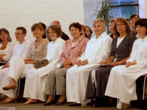 Menschen in weißen Gewändern, vielleicht bei einer Taufe. Sie sind Teil einer Gemeinschaft, die sich als Baptisten versteht.