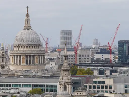 St. Paul's Kathedrale in London, ein Wahrzeichen, das die Frage aufwirft: England katholisch oder evangelisch? Baukräne deuten auf stetigen Wandel hin.