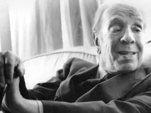 Ein älterer Mann, Georges Cuvier, sitzt nachdenklich da, seine Hand ruht auf einem Stock.
