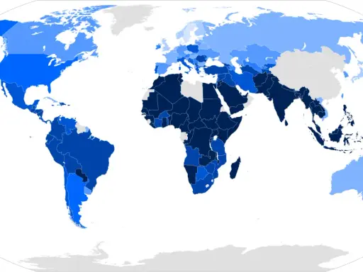 Weltkarte zeigt Verteilung von Atheismus. Dunkelblau: hohe, hellblau: niedrige Raten. Die Frage "wie viele atheisten gibt es auf der welt" wird visuell beantwortet.