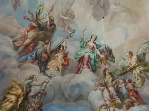Deckenmalerei mit vielen geflügelten Wesen, die wie engel echt wirken, umgeben von Wolken und himmlischen Lichtern.