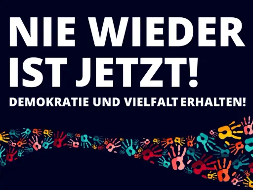 Nie wieder ist jetzt! Demokratie und Vielfalt erhalten!" steht auf dunkelblauem Grund. Darunter eine Welle bunter Handabdrücke. No pasaran!