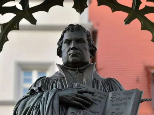 Martin Luther Denkmal mit Buch. Eine Zusammenfassung der Reformation.
