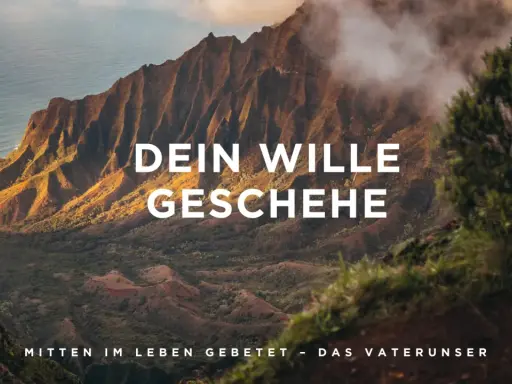 Majestätische Berge im Nebel, mit der Aufschrift "DEIN WILLE GESCHEHE" und "MITTEN IM LEBEN GEBETET - DAS VATERUNSER".