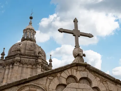 Ein steinernes Kreuz ragt vor einer Kuppel auf. Wie viele Kirchen gibt es in Deutschland?