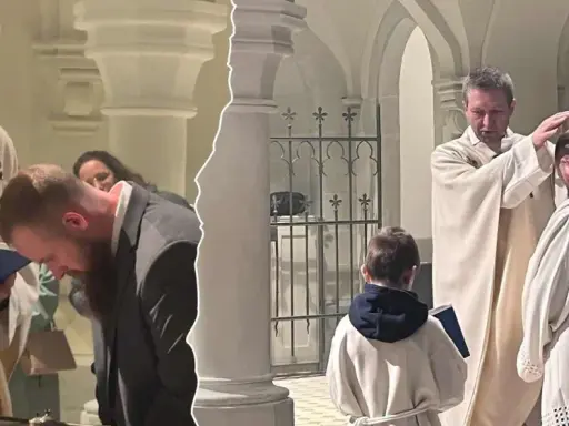 Priester tauft erwachsenen Mann in Kirche. Die Voraussetzungen für die Taufe sind erfüllt.