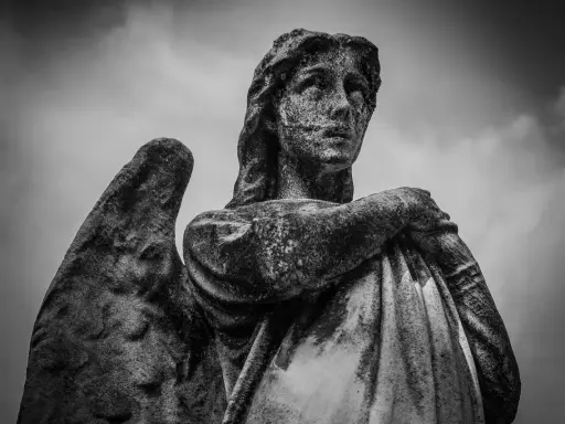 Grabstein-Engel im Himmel. Die Frage, wie viele Erzengel es im Christentum gibt, bleibt offen.